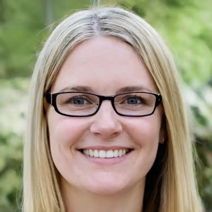 Anja Eckmann die Authorin von barfuss-schuhe-test. Eine junge Frau mit blonden langen Haaren, Brille und Barfußschuhexpertin.