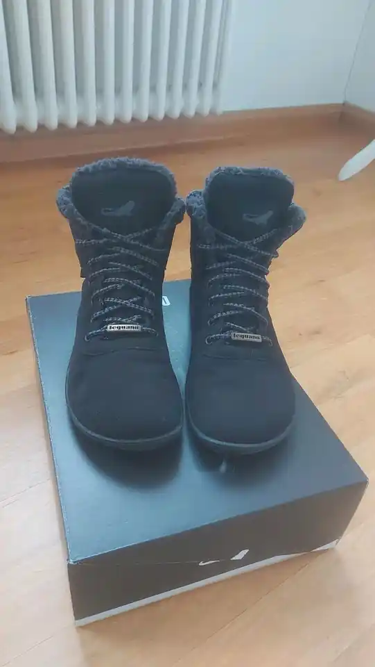 Ein Paar leguano kosmo Barfußschuhe Winterstiefel, die auf ihrem Schuhkarton stehen.